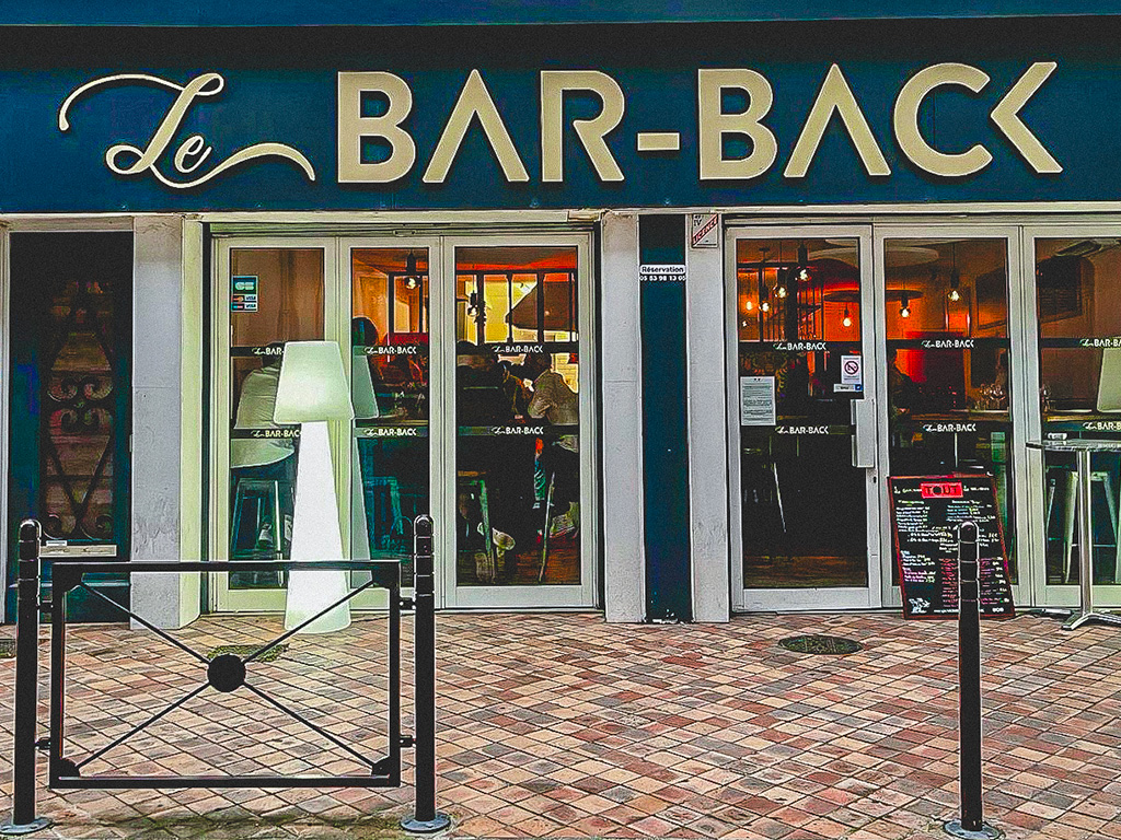 restaurant-agen-bar-back-vitrine facade restaurant agen